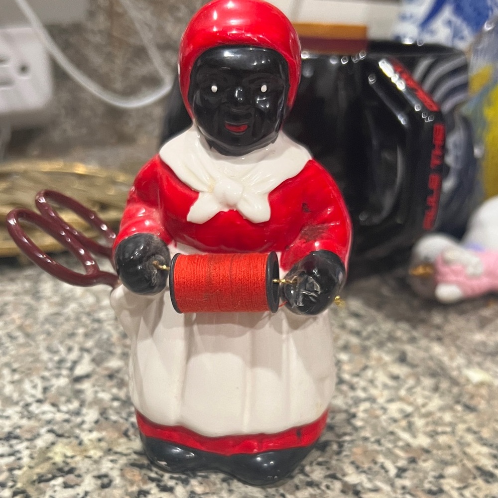 Mammy Charming Red and White Ceramic Sewing scissor, and thread holder 5”x3”